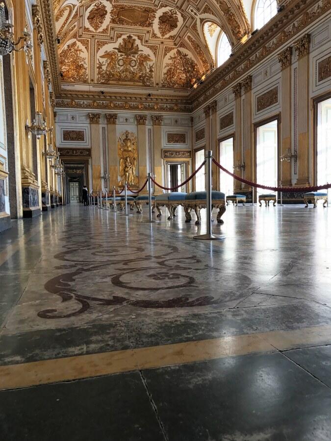 Recorre el palace real de caserta y lo Jardines ingleses